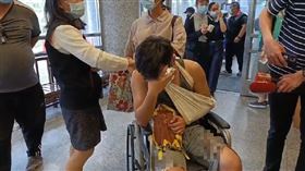 台鐵太魯閣號出軌，倖存者乘客陳先生，回憶當時驚恐，擔憂親友安危情潰堤崩潰痛哭