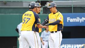 ▲中信兄弟二壘手潘志芳炸裂2分砲。（圖／記者劉彥池攝影）