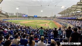  新莊棒球場中信兄弟與富邦悍將交手球迷滿場。（圖／記者王怡翔攝影）