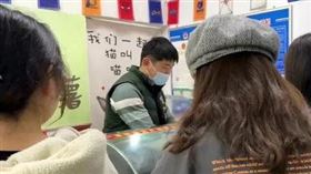 ▲楊老闆在店門口貼字條請假。（圖／翻攝自陝西都是快報微信）