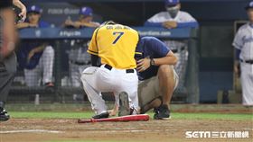 ▲中信兄弟外野手張志豪挨觸身球退場。（圖／記者劉彥池攝影）