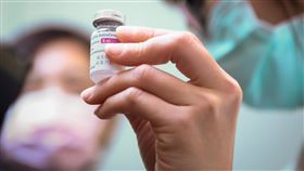 AZ疫苗大規模試驗結果　對有症狀感染防護力79%英國藥廠阿斯特捷利康22日表示，與英國牛津大學合作研發的COVID-19疫苗經過在美國、智利和秘魯大規模試驗後，證明對有症狀感染防護力達79%。圖為牛津AZ疫苗。中央社記者王騰毅攝  110年3月22日