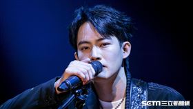 張庭瑚（右）開唱，邀來李國毅、荒山亮擔任嘉賓合唱。（圖／記者楊澍攝影）