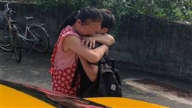 太魯閣號事故倖存乘客返家　母子團聚緊抱不放台鐵408次太魯閣號2日上午發生重大事故，死傷慘重。計程車司機楊宜中事後協助載送一對乘客父子回花蓮吉安與家人團聚，抵達後，母親隨即衝出，緊緊將孩子抱進懷中。（楊宜中提供）中央社記者蕭博陽花蓮縣傳真  110年4月2日