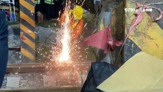 切割機鋸斷鋼軌　怪手開路助拖出車廂