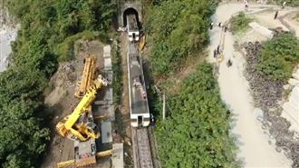 搶修困難！2、3節車廂「先拖再掛」