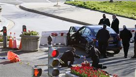 國會山莊再傳攻擊！飛車衝撞還持刀威脅 嫌犯與1警身亡 圖／美聯社／達志影像