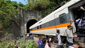  台鐵太魯閣/清水隧道/工程車/出軌/「櫻桃幫」貝斯手脫困後發文。臉書(馬賽克)