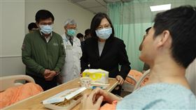 總統蔡英文今至花蓮慈濟、門諾等醫院，訪視408車次事故傷者。（圖／門諾醫院提供）