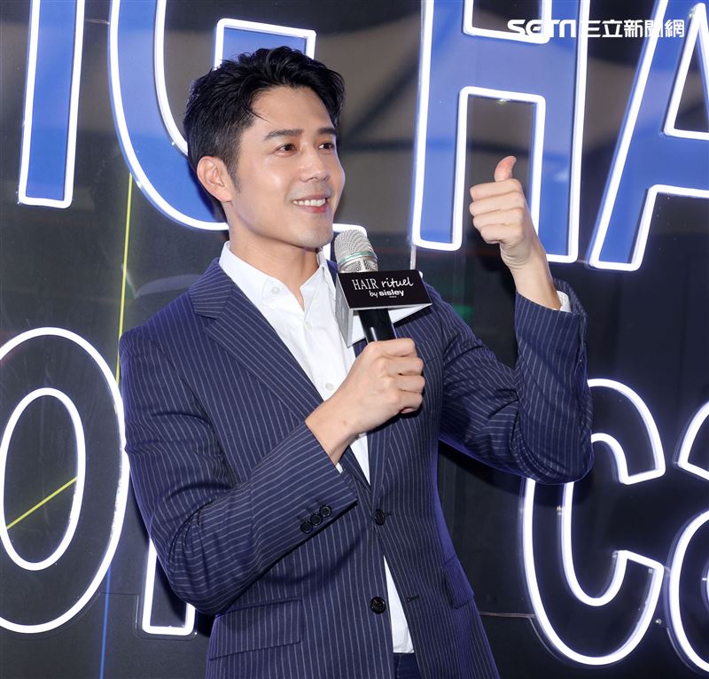 胡宇威法國頂級髮肌保養品牌一日店長。（記者邱榮吉/攝影）