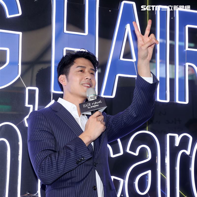胡宇威法國頂級髮肌保養品牌一日店長。（記者邱榮吉/攝影）