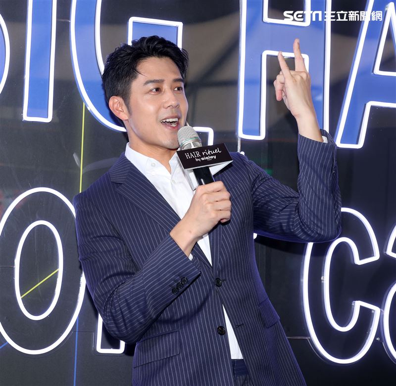 胡宇威法國頂級髮肌保養品牌一日店長。（記者邱榮吉/攝影）