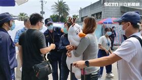 太魯閣號罹難者蘇昱銘未婚妻抱大雪寶認屍。（圖／翻攝畫面）