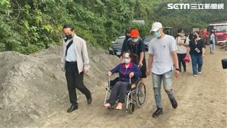 丈夫兒女罹難　她坐輪椅重返現場淚崩