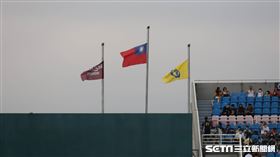 中華職棒賽前降半旗，並進行哀悼儀式。（圖／記者劉彥池攝影）