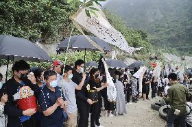 台鐵太魯閣號事故罹難者家屬抵現場招魂