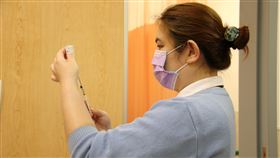 施打AZ疫苗(輔大醫院提供)