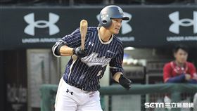 ▲樂天桃猿外野手詹智堯二壘方向滾球帶有1分打點。（圖／記者劉彥池攝影）