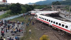 台鐵普悠瑪列車宜蘭出軌（2）台鐵21日傍晚證實，6432次普悠瑪列車下午4時50分在冬山–蘇新間東正線發生出軌事故，台鐵傍晚5時已成立一級應變小組，傷亡人數仍待確認。（民眾提供）中央社  107年10月21日