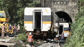 台鐵太魯閣號出軌　車廂吊掛搶通（1）台鐵408車次太魯閣號事故造成50人死亡，台鐵局3日進行搶通，現場大型機具進駐，將第1節車廂拉出後，接著吊掛第2節車廂。中央社記者張皓安攝  110年4月3日
