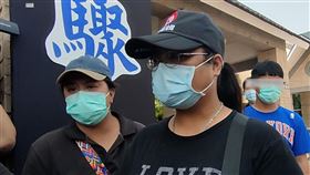 太魯閣號事故　丈夫推一把護妻卻不幸罹難在台鐵太魯閣號出軌事故中罹難的台東長濱人李家興，遺體已於3日清晨送回台東，李家興妻子（左）和胞姊（前右）引領遺體回家。李妻受訪表示，丈夫在事發當下推她一把，「救了我，卻救不了自己」。中央社記者盧太城台東攝　110年4月3日