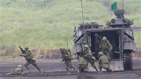 日自衛隊實彈演習　模擬離島防衛日本陸上自衛隊在靜岡縣舉行富士總合火力演習，這是陸上自衛隊年度規模最大的實彈演習。中央社記者楊明珠靜岡攝　107年8月26日