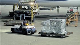 COVAX首批AZ疫苗運抵  班機停妥立即進行作業首批來自COVAX的19.92萬劑AZ疫苗，4日清晨運抵桃園國際機場，航警也前往機坪戒護，經海關人員機邊驗放後將送往醫藥物流冷鏈倉儲存放，疫苗檢驗封緘小組也會啟動整備作業。中央社記者吳睿騏桃園機場攝  110年4月4日