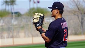 張育成戴上一壘手套台灣棒球好手張育成10日戴上較一般內野手稍長的一壘手套，首次在比賽中擔任一壘手。中央社記者林宏翰亞利桑那攝  110年3月11日