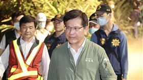 台鐵太魯閣號事故  林佳龍：搜救已告一段落台鐵太魯閣號事故釀嚴重死傷，交通部長林佳龍（前右）2日晚間表示，第2次的搜救晚上已告一段落，接著將交由檢察官和運安會進行、完成蒐證，然後將交給台鐵進駐進行工程搶修，包括已破壞的鋼軌、枕木搶修及拖出毀損車廂，台鐵機具及人員都已在場待命。中央社記者張皓安攝  110年4月2日