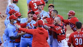 ▲紅人、紅雀本壘衝突板凳清空。（圖／美聯社／達志影像）