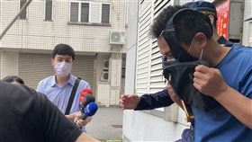 太魯閣號事故肇事人李義祥交保　低頭不發一語台鐵太魯閣號2日在花蓮清水隧道出軌造成重大傷亡，涉肇事的義祥工業社負責人李義祥遭聲押，花蓮地方法院3日裁定以新台幣50萬元交保，李義祥（右）離開法院時以包包遮臉，低頭不發一語。中央社記者李先鳳攝  110年4月3日