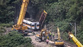 太魯閣號出軌事故　工程車吊離邊坡（1）台鐵408車次太魯閣號2日在花蓮清水隧道疑遭工程車砸中出軌，造成50人死亡。台鐵3日上午進行搶修工作，陸續將車廂吊掛拉出，並將工程車吊離邊坡。中央社記者吳家昇攝  110年4月3日