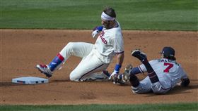 ▲哈波（Bryce Harper）在二壘前遭到長傳觸殺。（圖／美聯社／達志影像）