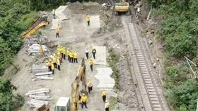 太魯閣號第六節車廂仍卡一具遺體。（圖／翻攝畫面）