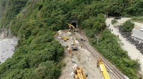 台鐵太魯閣號出軌造成至少51人罹難、200人輕重傷。翻攝畫面