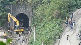 太魯閣號事故　現場持續搶通太魯閣號事故，罹難者透過DNA和證件比對，原公布死亡人數51人，花蓮地檢署檢察長俞秀端表示，經過DNA檢驗後，發現部分殘骸屬同一人，因此死亡人數下修為48人。工程人員4日上午在隧道口持續進行搶通，有罹難者家屬（右）到現場招魂。中央社記者徐肇昌攝  110年4月4日