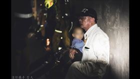 慈濟醫院骨科主治醫師吳坤佶，在太魯閣出軌時，在隧道裡緊抱驚嚇的小男童（圖／義消蔡哲文授權提供）