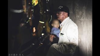 白袍醫師蹲坐隧道　懷裡緊抱驚嚇男童