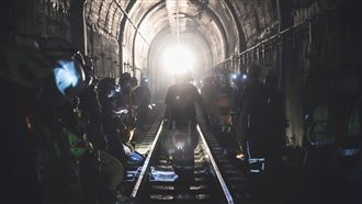 黑暗隧道裡最沉重救援　希望伴隨破碎