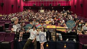 《當男人戀愛時》導演殷振豪、許瑋甯台中戲院造勢。（圖／金盞花大影業提供）