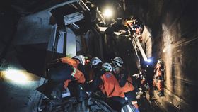 救難人員第一視角，曝光台鐵太魯閣出軌後，在隧道裡的救援（圖／義消蔡哲文授權提供）