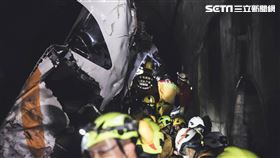 參與太魯閣號救援任務的義消蔡哲文，他的外甥女也在第八節車廂罹難。（圖／義消蔡哲文授權提供）