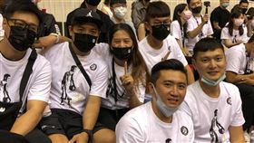 恩師謝玉娟現身引退賽　爆料心中的田壘很不同「少俠」田壘為昔日「三民五虎」的成員，恩師謝玉娟（2排左3）4日透露，大家熟悉的田壘和她心中喜歡的田壘不太一樣。中央社記者黃巧雯攝　110年4月4日