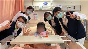 還記得因太魯閣號意外而骨折受傷、愛「粉紅色手錶」的林小妹妹嗎？她今天順利從花蓮慈濟醫院出院了。（圖／花蓮慈醫提供）