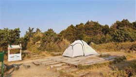 南橫天池段  男子疑摔落山谷失蹤高雄市消防局第六大隊獲報，有山友疑半夜如廁摔落山谷，消防局會同玉管處等人員搜救，盼能找到失蹤山友。圖為山友紮營帳篷。（消防局第六大隊提供）中央社記者王淑芬傳真　110年4月4日