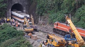 太魯閣號事故　柴油火車怪手共拉第4節車廂台鐵太魯閣號2日發生出軌事故，4日持續進行搶通，工程人員動用柴油火車頭與怪手將第4節車廂拉出隧道。中央社記者徐肇昌攝  110年4月4日