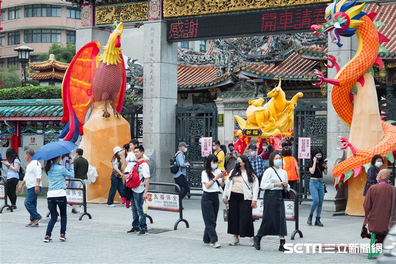 許多民眾會到萬華龍山寺點光明燈、拜月老求姻緣。(資料照)