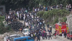 台鐵太魯閣出軌事故　家屬現場招魂（2）台鐵408車次太魯閣號出軌事故死傷慘重，上百名罹難者家屬3日搭乘客運抵達事故現場進行招魂儀式，各自對著鐵軌向親友呼喊「回來了！」場面哀戚。中央社記者吳家昇攝  110年4月3日