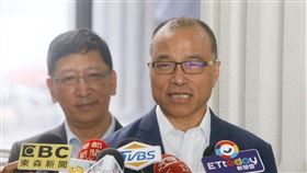 韓國瑜稱落選搖飲料  葉匡時：政治幽默願幫收錢國民黨總統參選人、高雄市長韓國瑜發文「沒選上考慮要去搖飲料」引發熱議。高雄市副市長葉匡時（右）26日在總質詢答詢說這是政治幽默，議員追問是否一起去賣，他說，「我願意一起在旁邊收錢」。中央社記者董俊志攝　108年11月26日