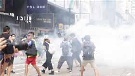 中國人大通過香港選制修改，中國國務院港澳辦副主任鄧中華30日表示，要將「反中亂港者」排除出香港特區的管治架構。圖為2019年9月參與反送中抗爭民眾被警方發射催淚彈驅離。（中央社檔案照片）